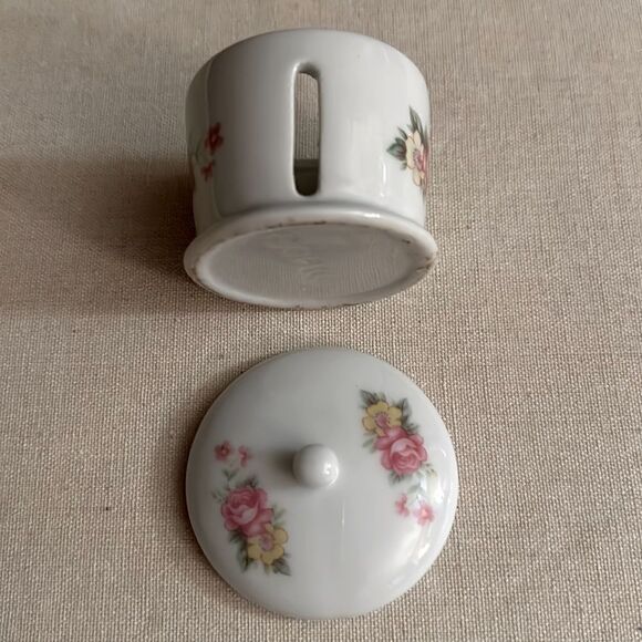 Vintage Gift Co. Porcelain Stamp dispenser roses pattern - Picture 4 of 6